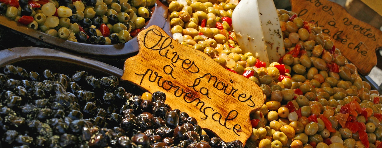 Olivenauslage in den Markthallen von Narbonne, © Nicolas Marty / Ville & OT Narbonne
